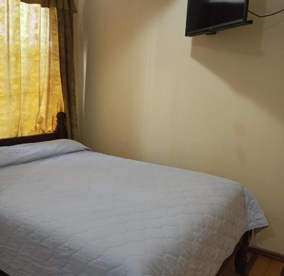 هتل Hostal Puertas Del Sol