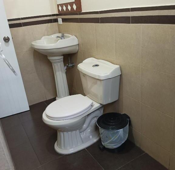 هتل Hostal Puertas Del Sol