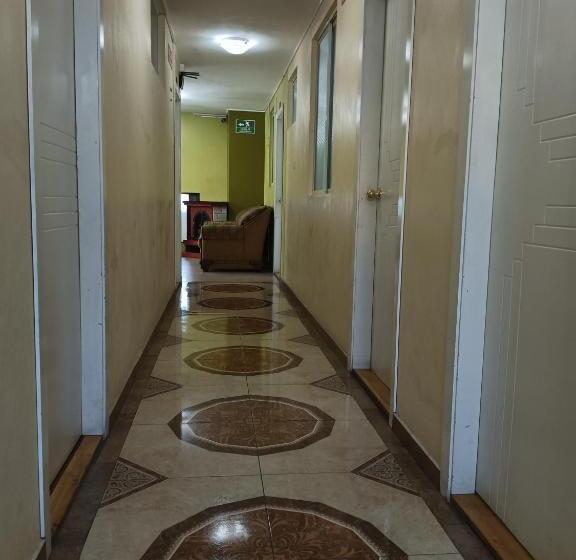هتل Hostal Puertas Del Sol