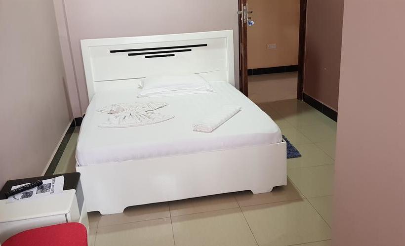 בית מלון כפרי B10 Airport Lodge