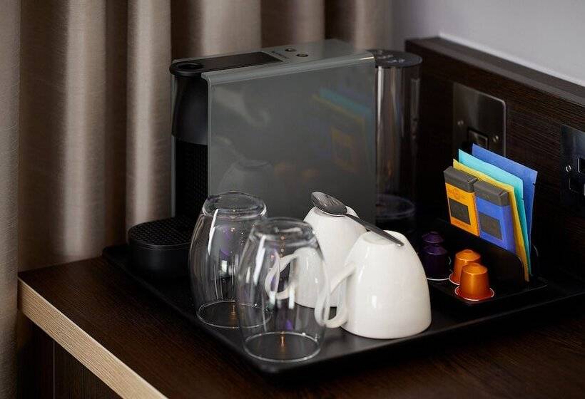 Отель Premier Inn Guernsey St Peter Port (admiral Park)