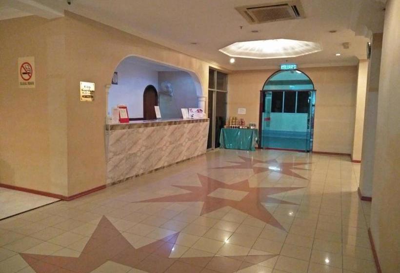 هتل Golden Palms
