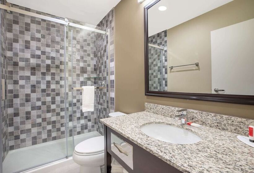 هتل Super 8 By Wyndham Canmore