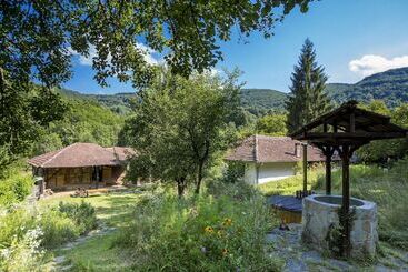 تختخواب و صبحانه Little River Guest House