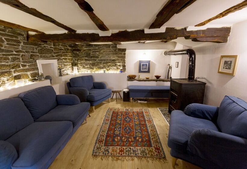 تختخواب و صبحانه Little River Guest House