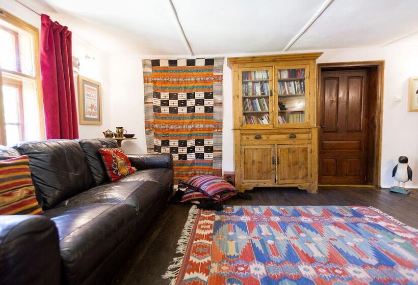 تختخواب و صبحانه Little River Guest House