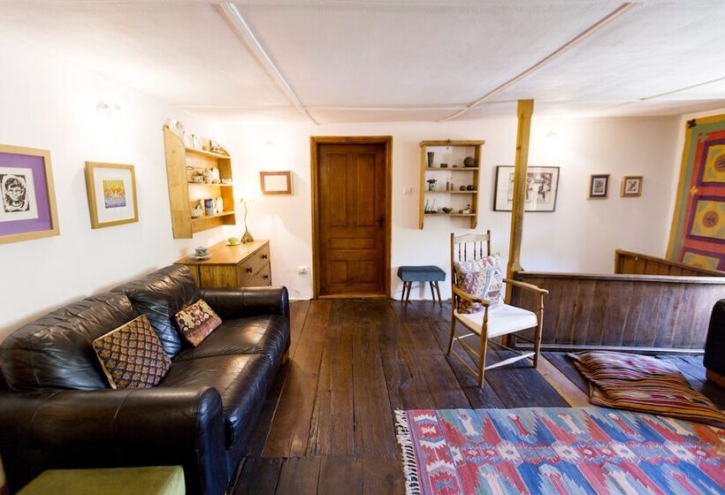 تختخواب و صبحانه Little River Guest House