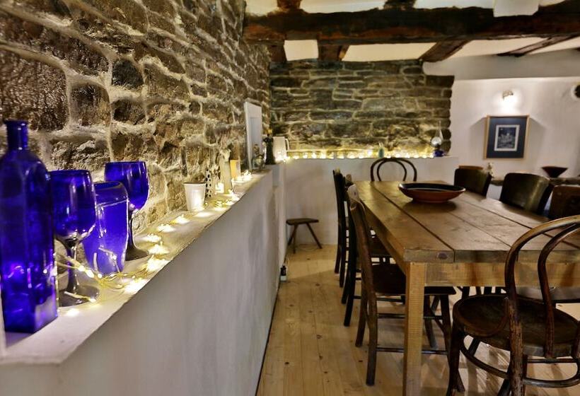 تختخواب و صبحانه Little River Guest House