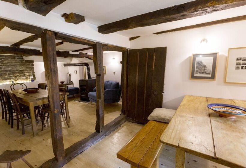 تختخواب و صبحانه Little River Guest House