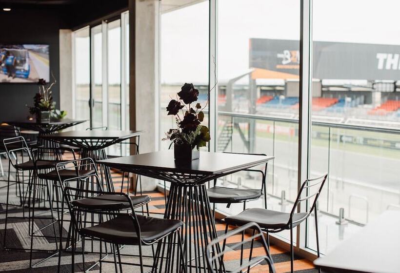 בית מלון כפרי Rydges Pit Lane