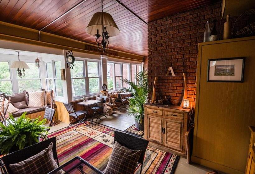 تختخواب و صبحانه Avonview Manor