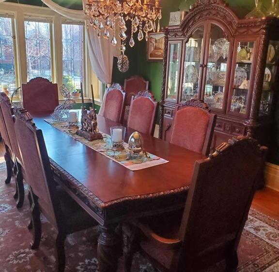 تختخواب و صبحانه Avonview Manor