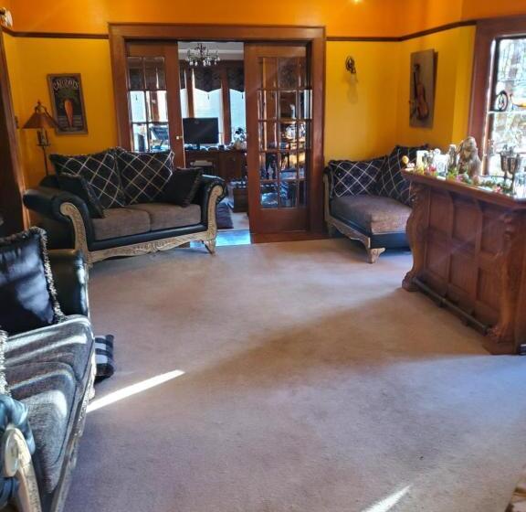 تختخواب و صبحانه Avonview Manor