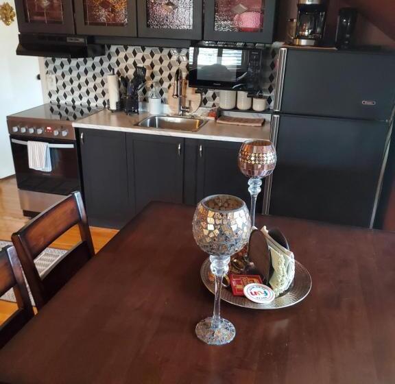 تختخواب و صبحانه Avonview Manor