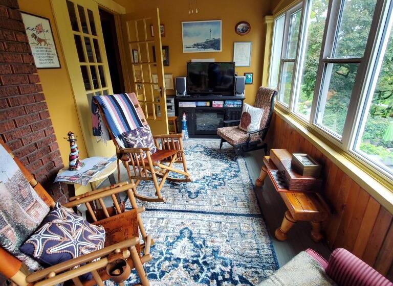 تختخواب و صبحانه Avonview Manor