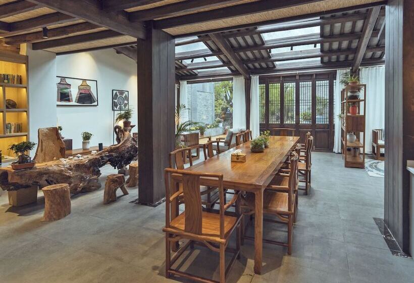 هتل Lijiang Qilu Garden