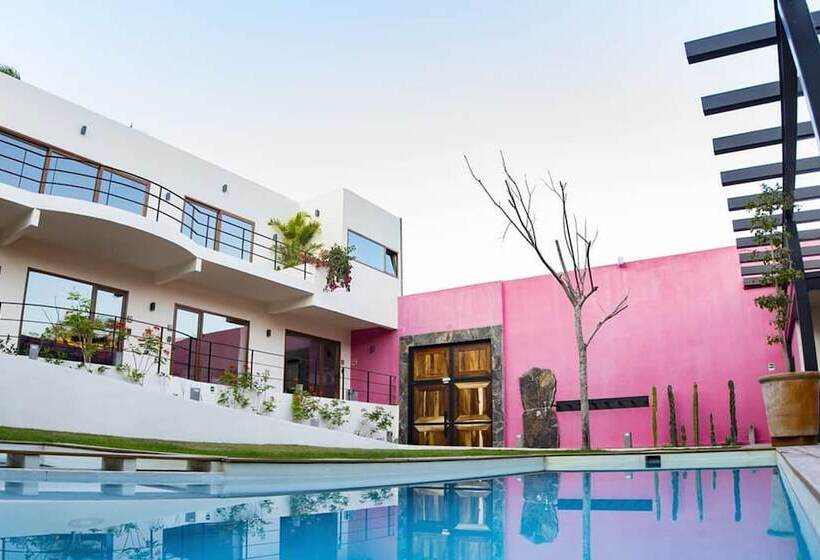 هتل Casa De La Ballena