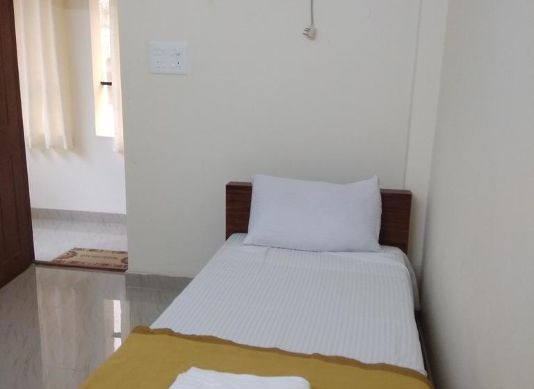 هتل Manjira Lodge