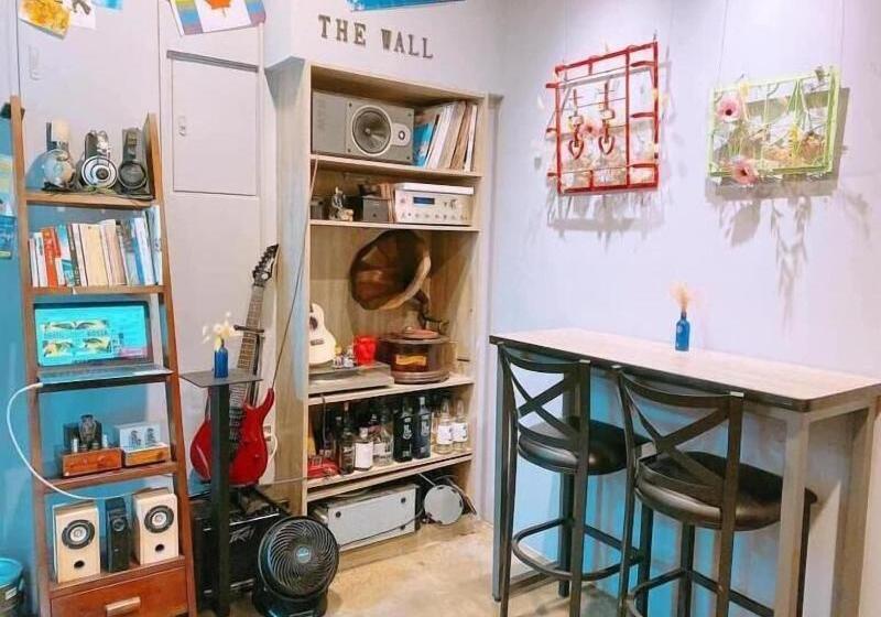 Old Door Hostel & Bar