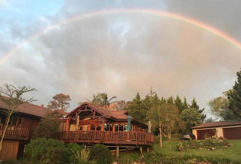 تختخواب و صبحانه Fish Eagle Lodge