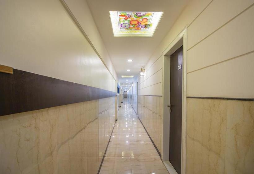 בית מלון כפרי Capital O 11207 Gharonda Residency