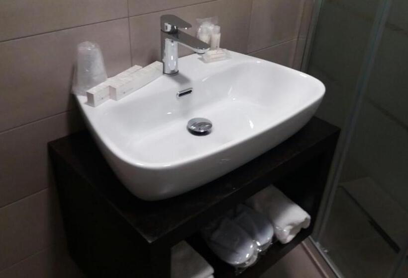 هتل 8room