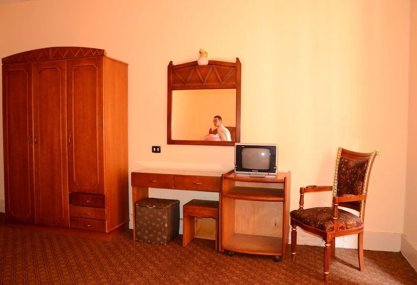 هتل Louris Inn