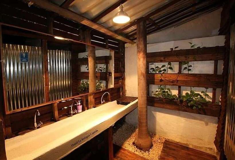 Hostel La Antigua Capsula