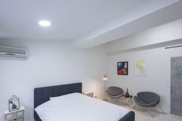 هتل Omega House