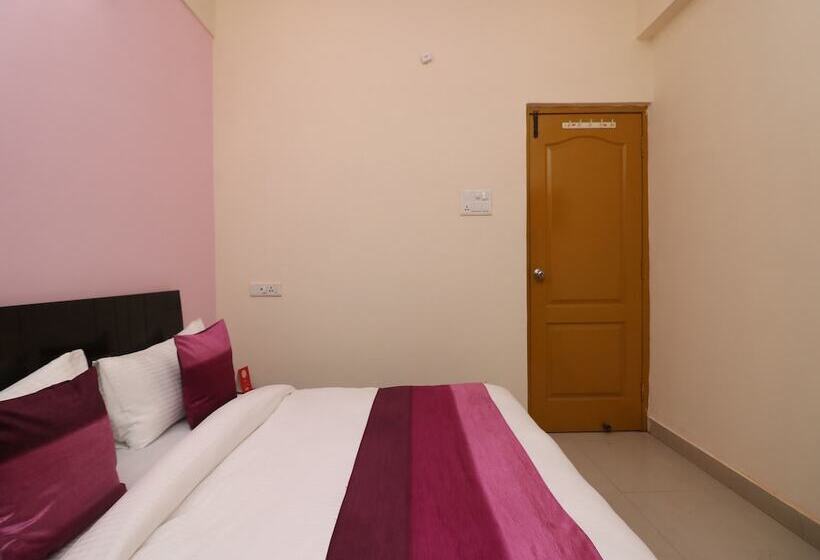 Oyo 9847 Hotel Blue Empire