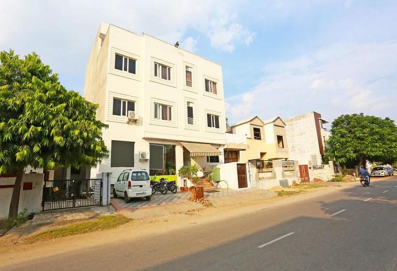 فندق Collection O 28716 Aditya Residency