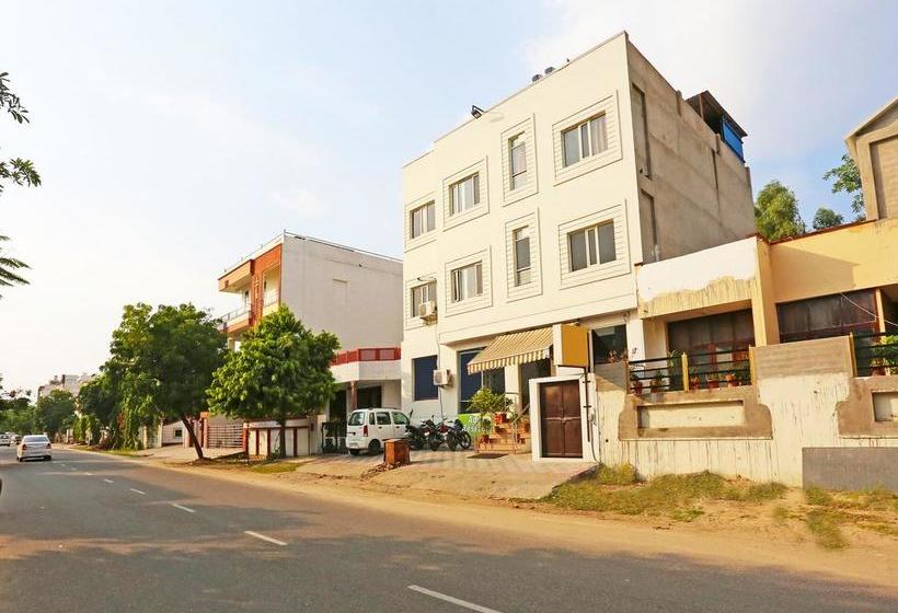 فندق Collection O 28716 Aditya Residency