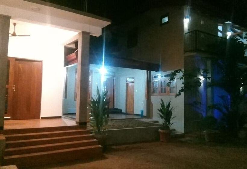 هتل Umesh Home Stay