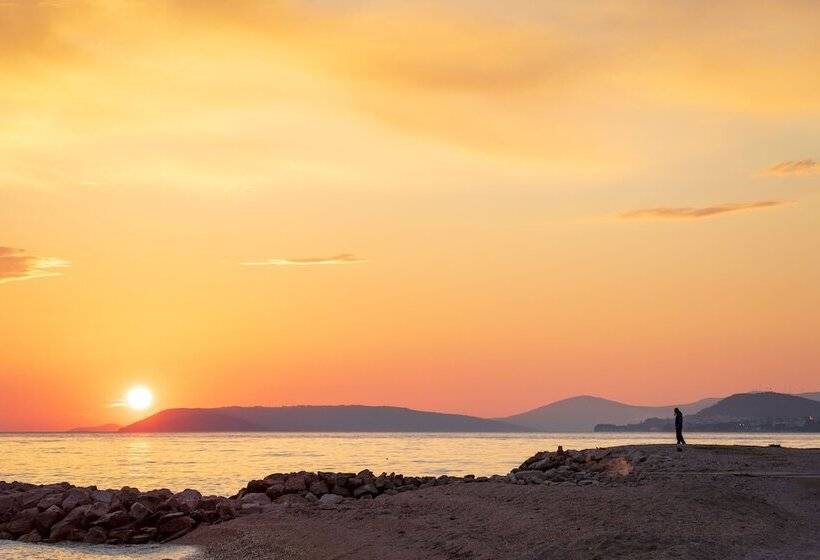 تختخواب و صبحانه Luxury Villa Karla