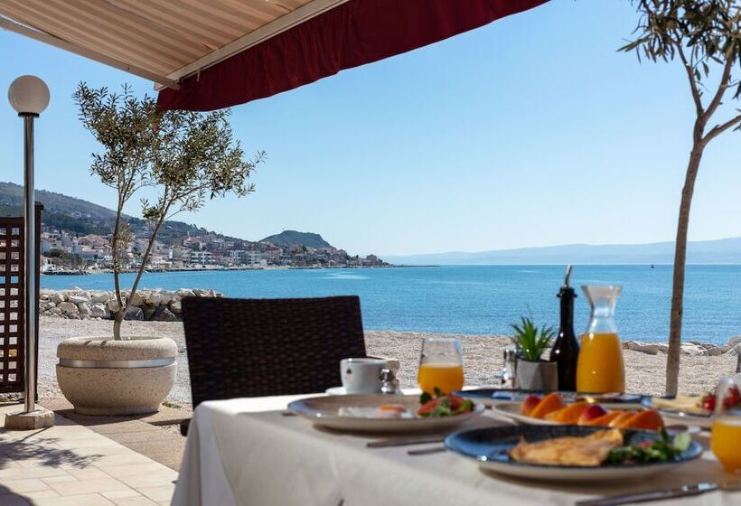 تختخواب و صبحانه Luxury Villa Karla