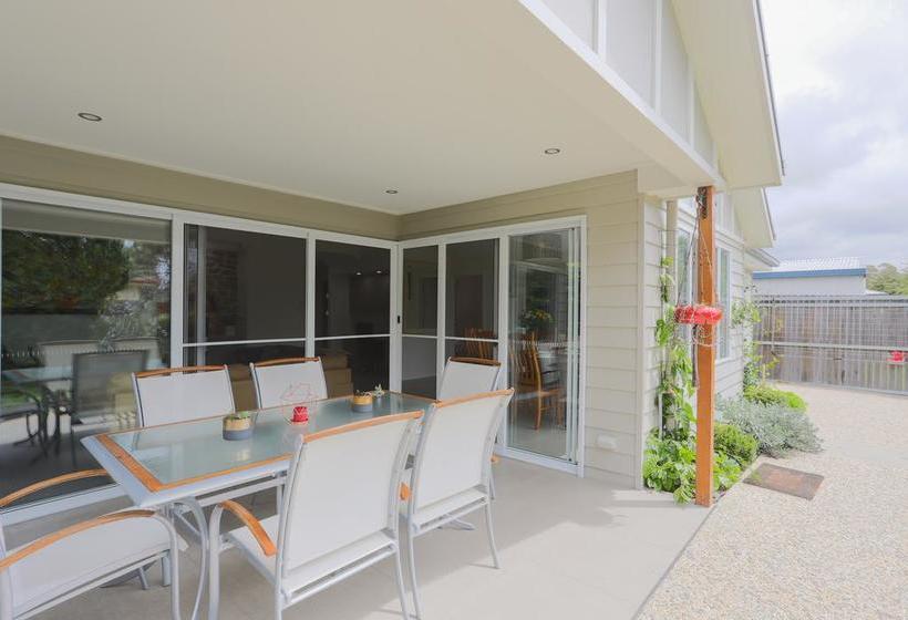 هتل Armidale Cottage   House 2