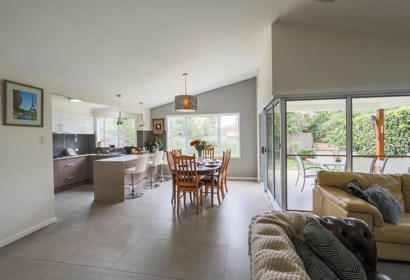 هتل Armidale Cottage   House 2