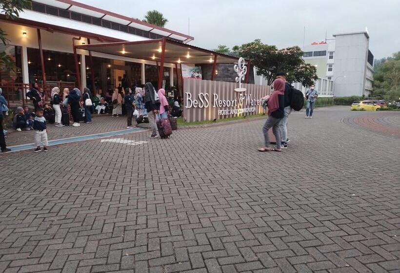 هتل Bess Resort And Waterpark Lawang