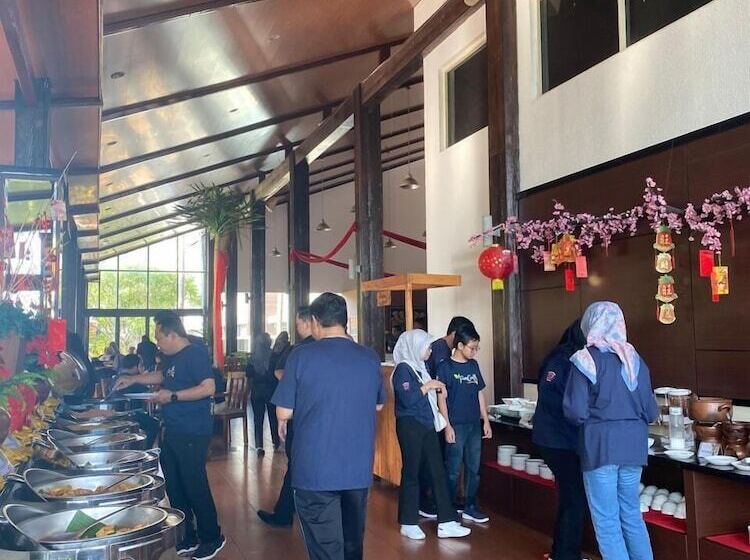 هتل Bess Resort And Waterpark Lawang