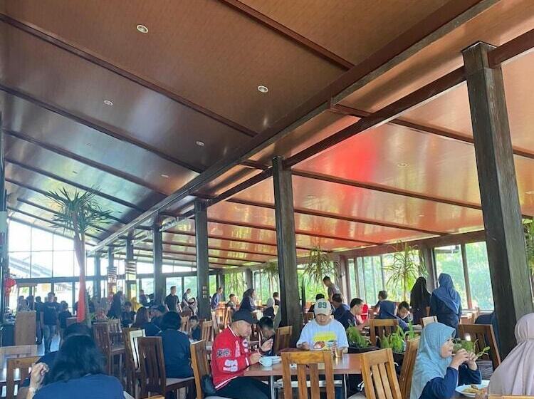 هتل Bess Resort And Waterpark Lawang