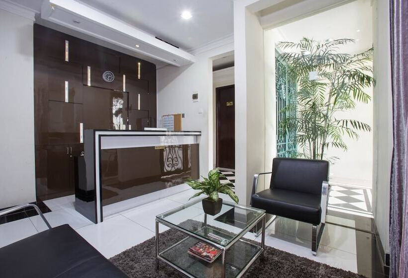 Отель Reddoorz Plus Syariah Near Mall Pondok Indah