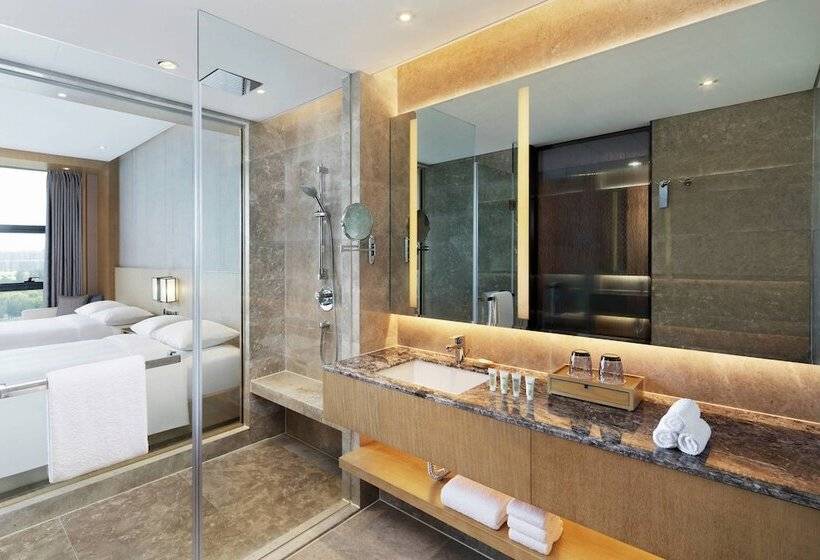 هتل Courtyard By Marriott Zhengzhou Airport