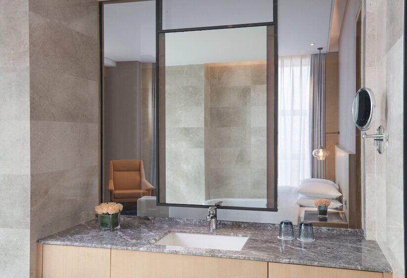 هتل Courtyard By Marriott Zhengzhou Airport