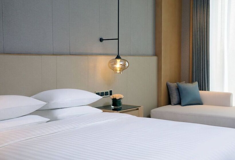 هتل Courtyard By Marriott Zhengzhou Airport