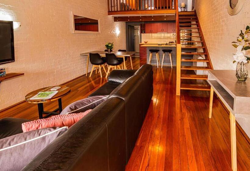Отель Great Escape Lofts