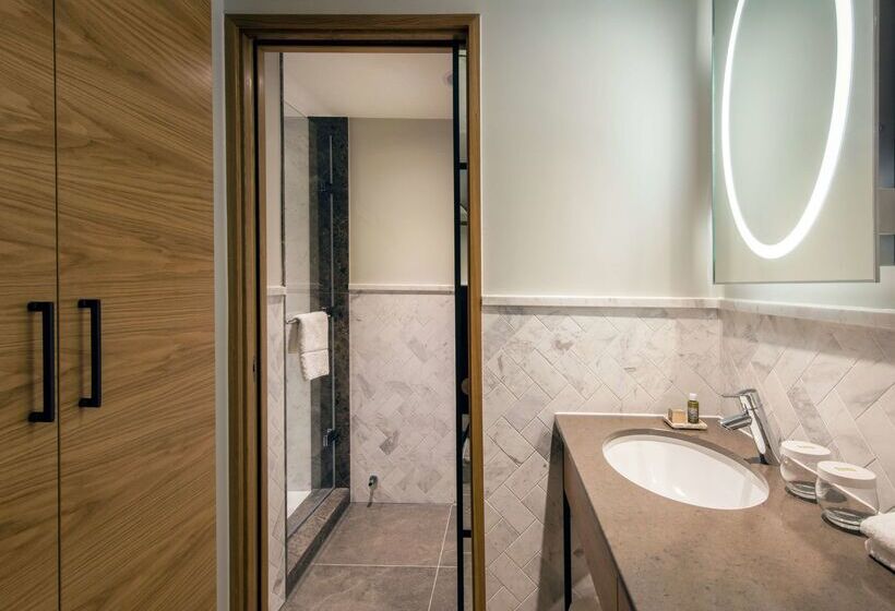 בית מלון כפרי Lincoln Plaza London, Curio Collection By Hilton