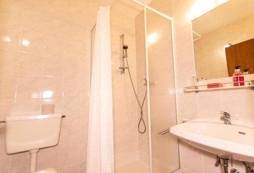 Отель Vanda