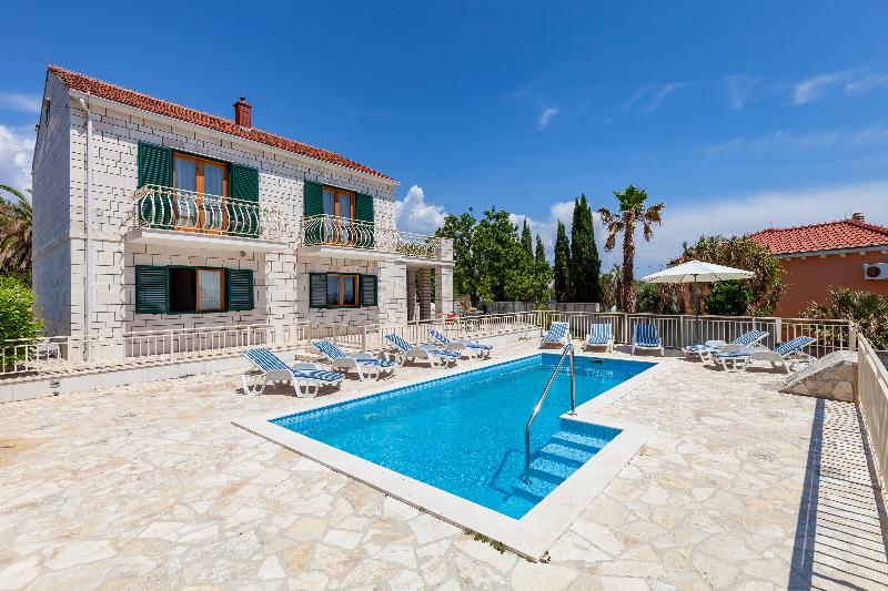 هتل Family Villa Vjeka With Private Pool And Large Garden