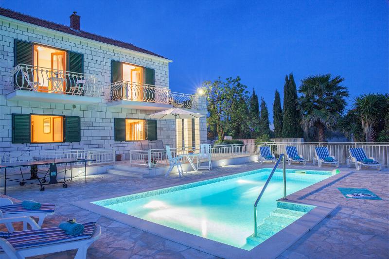 فندق Family Villa Vjeka With Private Pool And Large Garden