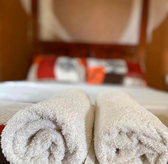 هتل Gorilla African Guest House